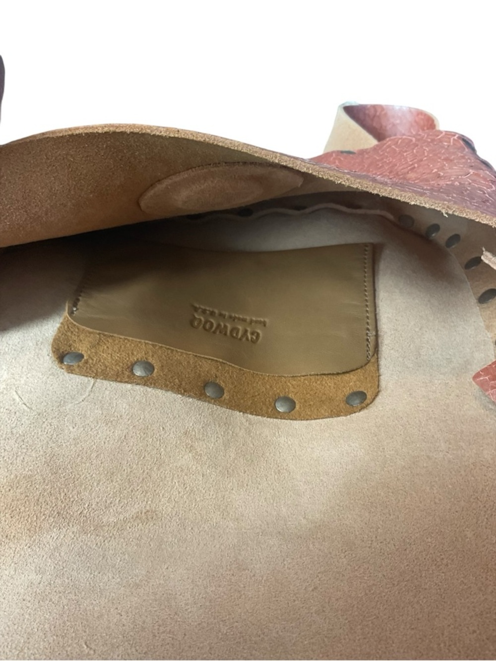 Cydwoq Telegraph Bag in Crackled Champagne Leather NWOT - Picture 8 of 12